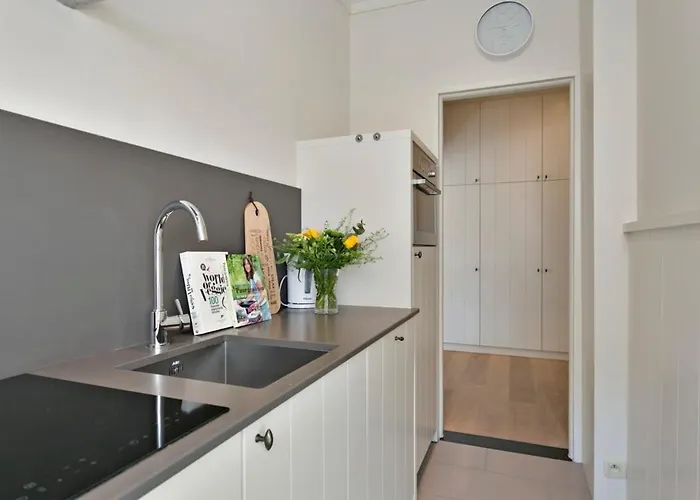 Huswell - Stylish At The Zeedijk Of